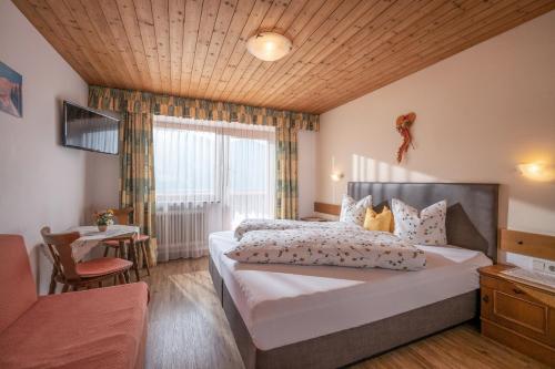 una camera da letto con un letto grande e una finestra di Gasthof Pension Berghof a Hippach