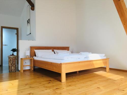 Llit o llits en una habitació de Ferienwohnung Bergblick
