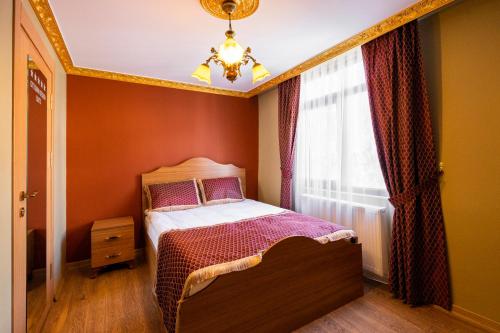 een kleine slaapkamer met een bed en een raam bij Ottoman Design suites in Istanbul