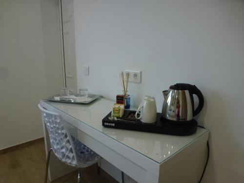 a counter top with a coffee maker on it at VILLA L'ESTAQUE in Armação de Pêra
