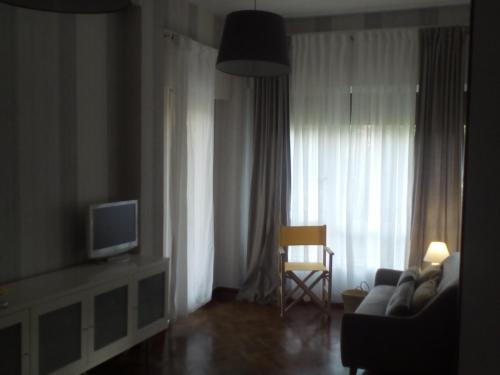 a living room with a couch and a television at Precioso, luminoso y cómodo in Castro-Urdiales