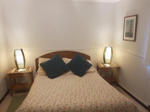 sypialnia z łóżkiem z dwoma lampami po obu stronach w obiekcie Hostal Centro Montt w mieście Temuco