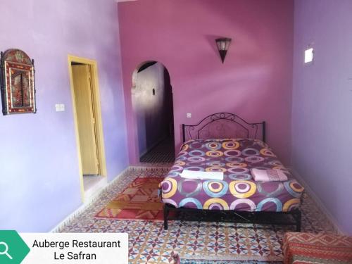 sypialnia z łóżkiem w pokoju fioletowym w obiekcie Auberge Restaurant le Safran w mieście Taliouine