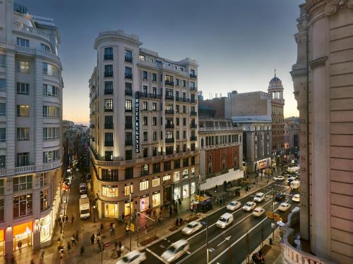 vistas a una calle de la ciudad con tráfico y edificios en Regente Hotel en Madrid