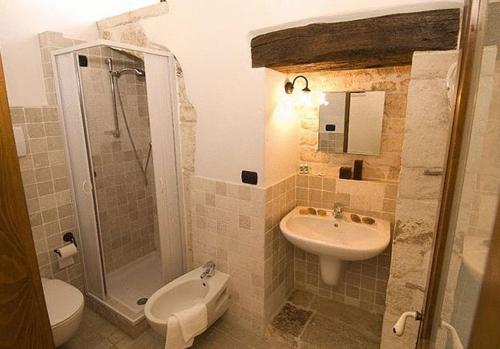 uma casa de banho com um lavatório e um WC. em Hotel Palazzo D'Erchia em Conversano