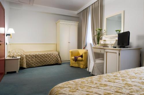 Säng eller sängar i ett rum på Hotel Carlton Capri