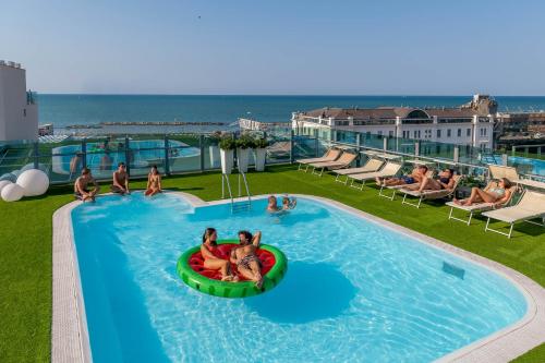 eine Gruppe von Personen in einem Schwimmbad in einem Resort in der Unterkunft Hotel San Marco in Cattolica