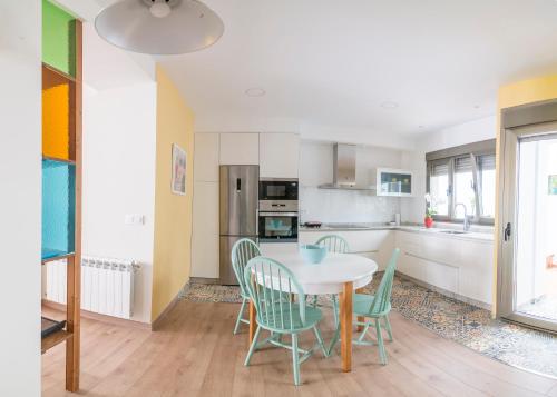 A kitchen or kitchenette at Apartamento Rosaleda