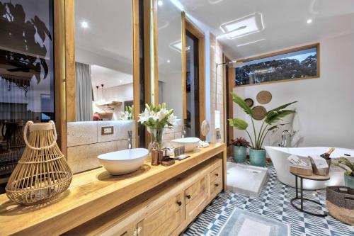 a bathroom with two sinks and a tub at Umami Hotel - Adults Only in Puerto Viejo