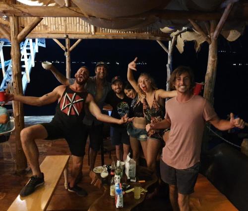 Eine Gruppe von Leuten, die sich für ein Foto auf einer Party posieren in der Unterkunft Captain Morgan Hostel Lake Coatepeque in Santa Ana