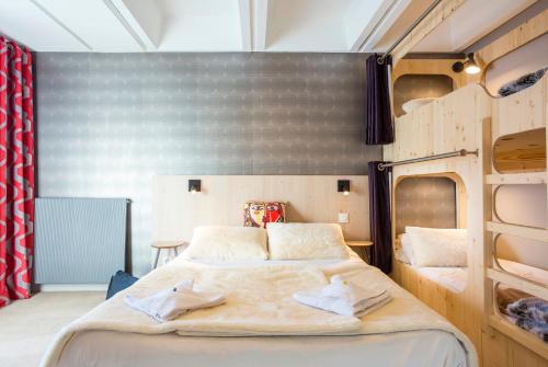 a bedroom with a bed in a room at Hôtel Club MMV Le Flaine in Flaine