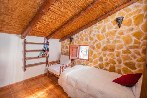 Tempat tidur dalam kamar di Cubo's Casa Rural Jacaranda