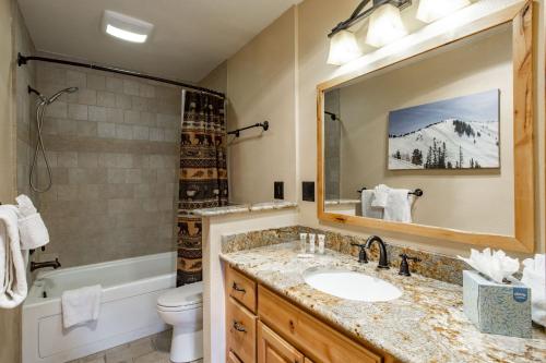 een badkamer met een wastafel, een bad en een toilet bij Red Pine Condominiums in Park City