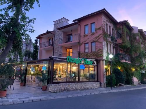 un magasin dans une rue en face d'un bâtiment dans l'établissement Oleander House and Tennis Club, à Sunny Beach