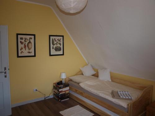 Vinningen的住宿－Ferienhaus Maria，卧室配有一张墙上有两张照片的床。