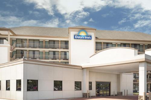 an office building with a davisim sign on it at Days Inn by Wyndham Columbus-North Fort Moore in Columbus