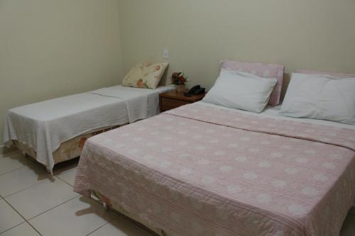 Cama ou camas em um quarto em Hotel Cambui