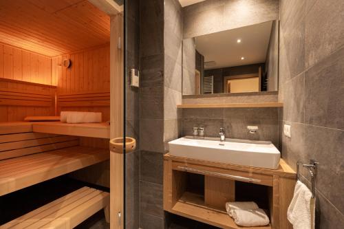 La salle de bains est pourvue d'un lavabo et d'une douche. dans l'établissement Alp Chalet in Kappl bei Ischgl, à Kappl