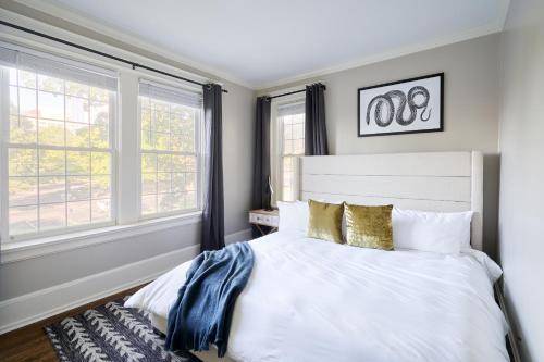 納許維爾的住宿－Sonder The Elliston，卧室配有白色的床和窗户。