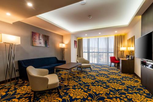 O zonă de relaxare la Ramada Hotel & Suites by Wyndham Yerevan