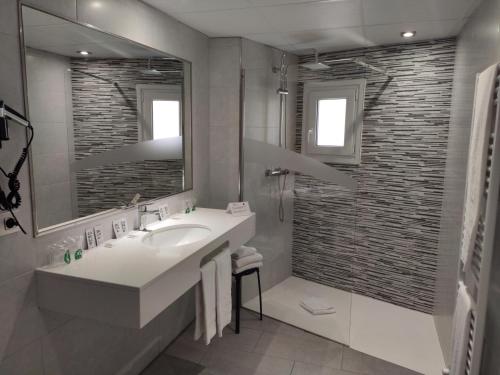  Hotel Les 7 Claus -  Room  picture :   Shower    TV    Telephone                           