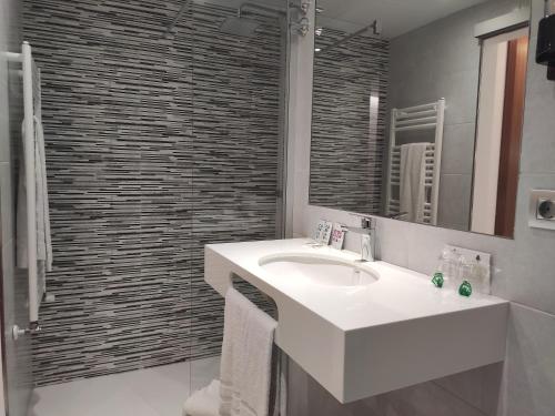  Hotel Les 7 Claus -  Room  picture :   Shower    TV    Telephone                           