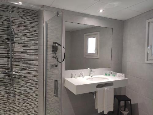  Hotel Les 7 Claus -  Room  picture :   Shower    TV    Telephone                           