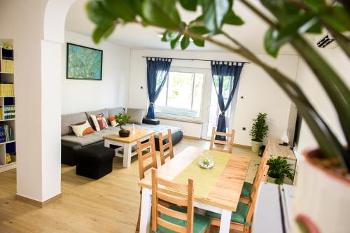 un salon avec une table et un canapé dans l'établissement Apartma soline Seča, à Portorož