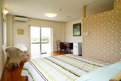 国頭村にあるKunigami-gun - House / Vacation STAY 4861のベッドルーム1室(ベッド1台、デスク、窓付)