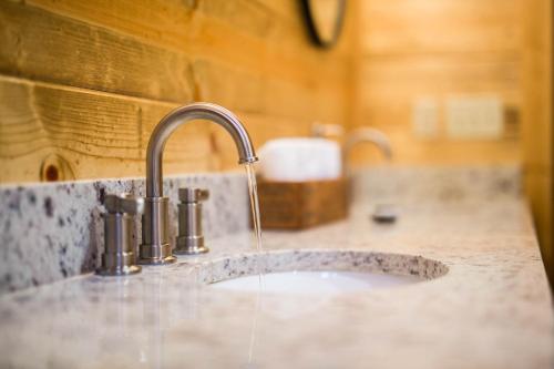 Un baño de The Party of Five Lodge