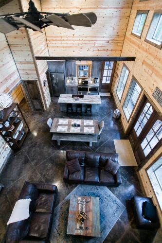 Fireside Creek Luxury Cabin – Photos 2