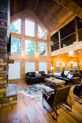 una sala de estar con un sofá y una mesa en The Party of Five Lodge, en Stephens Gap