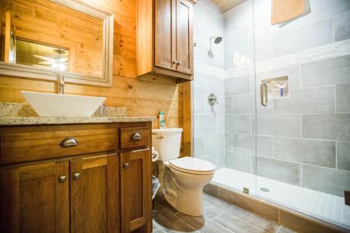 Un baño de The Party of Five Lodge