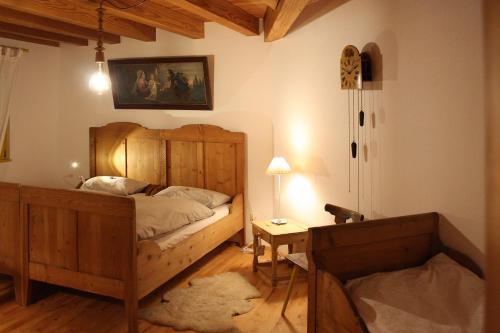 1 dormitorio con 1 cama y 1 mesa con lámpara en Gut Müllerleile, en Gengenbach