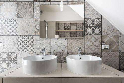 卡塔尼亞的住宿－Gramignani House Catania，浴室设有2个水槽和镜子
