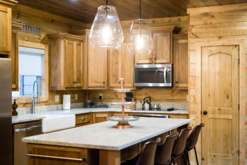 Una cocina o zona de cocina en The Party of Five Lodge