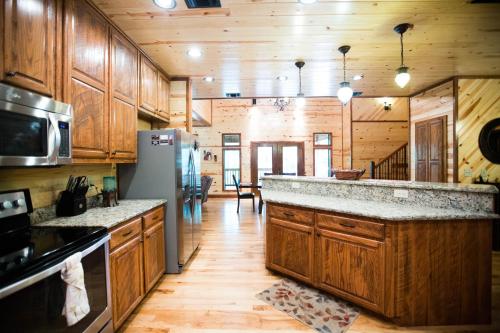une cuisine avec des armoires en bois et un comptoir dans l'établissement Treasured Times, à Stephens Gap