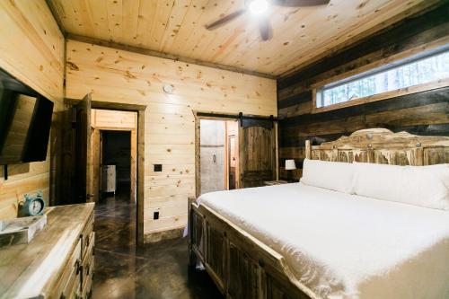 une chambre avec un grand lit et une fenêtre dans l'établissement Fireside Creek Luxury Cabin, à Stephens Gap