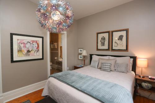 Un dormitorio con una cama grande y una lámpara de araña. en Danby House, en Markdale