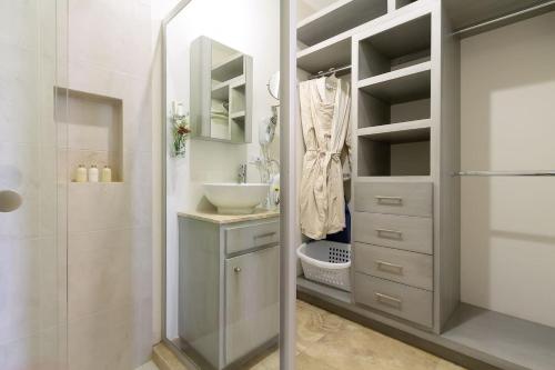 A bathroom at Cabo Cottage Bahia del Tezal