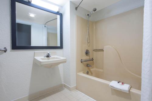 Un baño de Days Inn by Wyndham Absecon Atlantic City Area