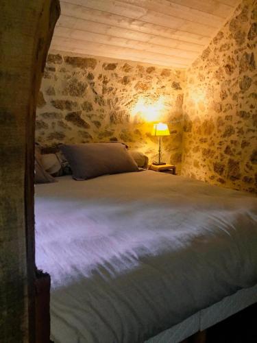 une chambre avec un grand lit dans une pièce dans l'établissement Demeure du Castel, à Les Châtelliers-Châteaumur