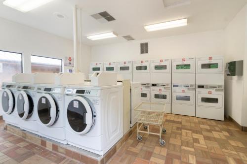 una lavandería con una fila de lavadoras y secadoras en Mount Hood Village Yurt 1, en Welches