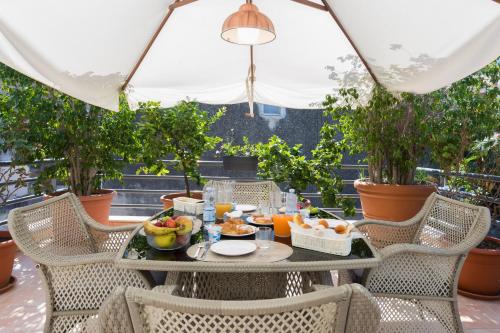 un tavolo con un cesto di frutta su un patio di B&B TIFFANY SFERRACAVALLO a Palermo