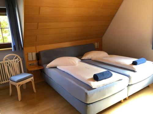 Tempat tidur dalam kamar di Gasthof zum Hirsch