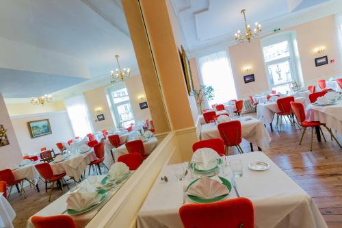 En restaurang eller annat matställe på Le Parc Des Fees Hôtel Retaurant & Spa