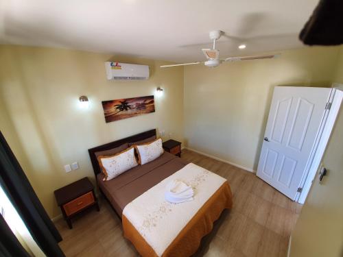 Säng eller sängar i ett rum på Le Uaina Beach Resort