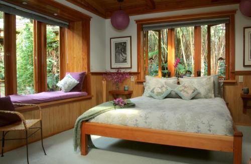 Postel nebo postele na pokoji v ubytování Volcano Rainforest Retreat
