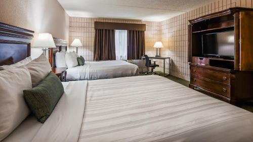 Cama ou camas em um quarto em Baymont Inn and Suites by Wyndham Farmington, MO