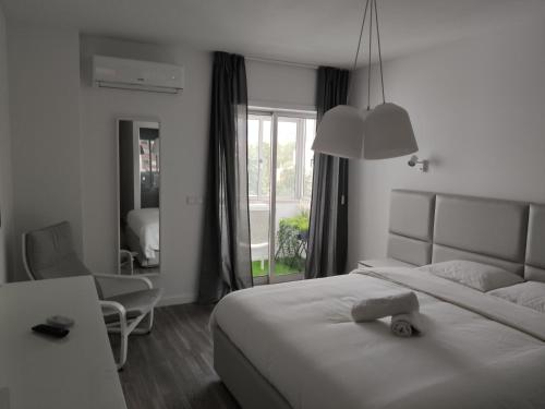 um quarto com uma cama, uma mesa e uma janela em Apartments City Center • Collection by Perpetual Relax em Braga